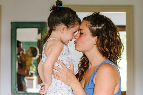 Photographe de famille à Barcelone Espagne | L'image de style de vie contient: mère, fille, père, fils, miroir, amour