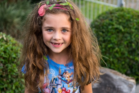 Portraits de famille à Lisbonne Portugal | La session de photographie de style de vie contient: fille, arrière-cour, extérieur, rocher, plantes, clôture