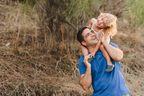 Un père et une fille de Madrid s'amusent avec elle sur ses épaules sur un sentier de la nature en Espagne lors d'une séance de portrait de style de vie