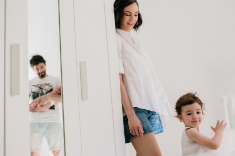 Une famille madrilène à la maison pour des portraits de style de vie en Espagne avec les parents et les enfants