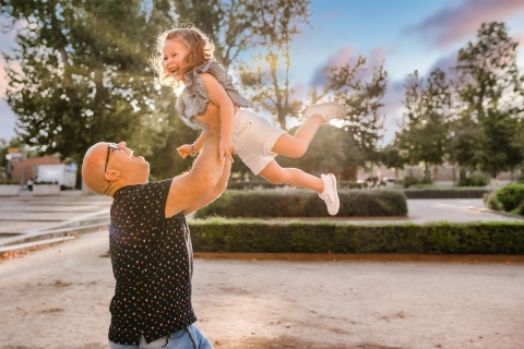 Un père et sa fille madrilènes s'amusant au soleil en Espagne