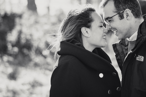 Mari et femme madrilènes se souriant pendant cette séance de portrait