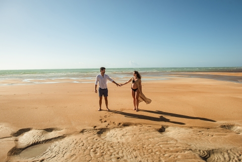 Photographie de mode de vie de Maceio d'un couple se tenant la main sur la plage dans un environnement océanique naturel