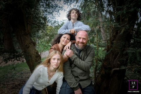 Artistique Pays de la Loire Photographie d'art montrant une famille posant dans les arbres Artistique Pays de la Loire Photographie d'art montrant une famille posant dans les arbres