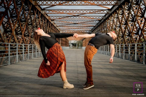 Les acrobates amoureux d'Angers : un couple français embrasse les clowns intérieurs dans un portrait de style de vie captivant Ce portrait captivant de style de vie capturé à Angers, dans les Pays de la Loire, en France, présente un couple embrassant le clown qui est en lui, mettant en valeur l'amour à travers la danse.