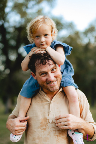 La joie d'un père et de sa fille : du plaisir perché sur ses épaules sous le soleil chaud d'Austin, au Texas Un père et sa fille partagent un moment de joie dans le parc, avec elle perchée sur ses épaules, sous le chaud soleil d'Austin, au Texas.