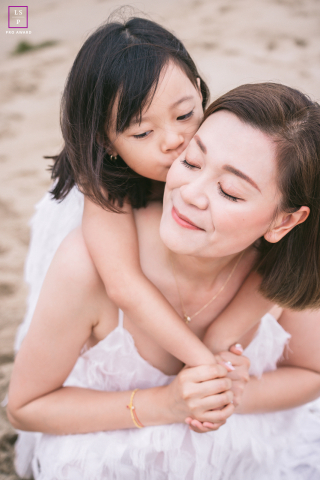In Los Angeles, a powerful image showcases the emotional and deep connection between a mother and daughter.