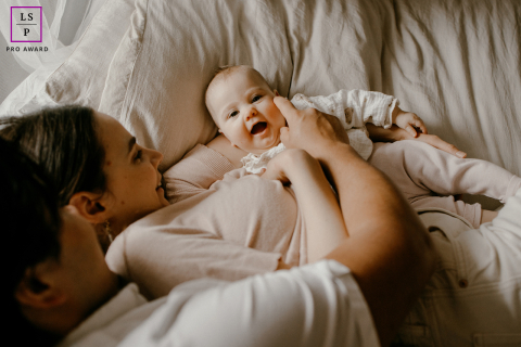 Un après-midi à Anduze : l'étreinte d'une famille, câline et contente À Anduze, dans le Gard, la famille est allongée sur un lit, partageant tendresse et affection. Le cadre douillet de l'intérieur capture une scène de tendresse et de chaleur entre les êtres chers.