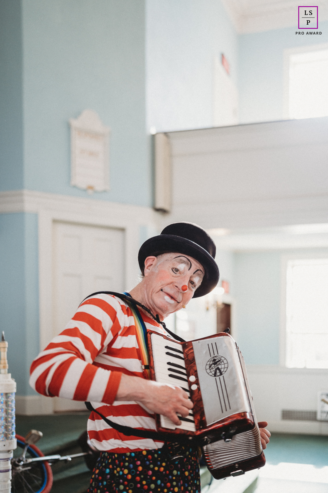 Portrait professionnel de Dave the Clown, un accordéoniste et artiste talentueux de Boston, Massachusetts. Dave est représenté avec un maquillage ludique, captivant le public avec sa performance énergique.