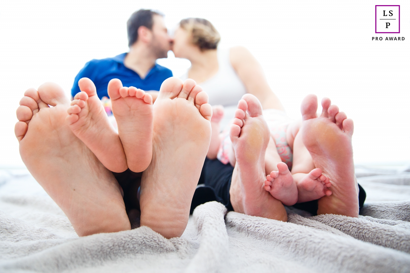 Sao Paulo Lifestyle Family Portrait Session | Brazil home session with feet of mom, dad and kids