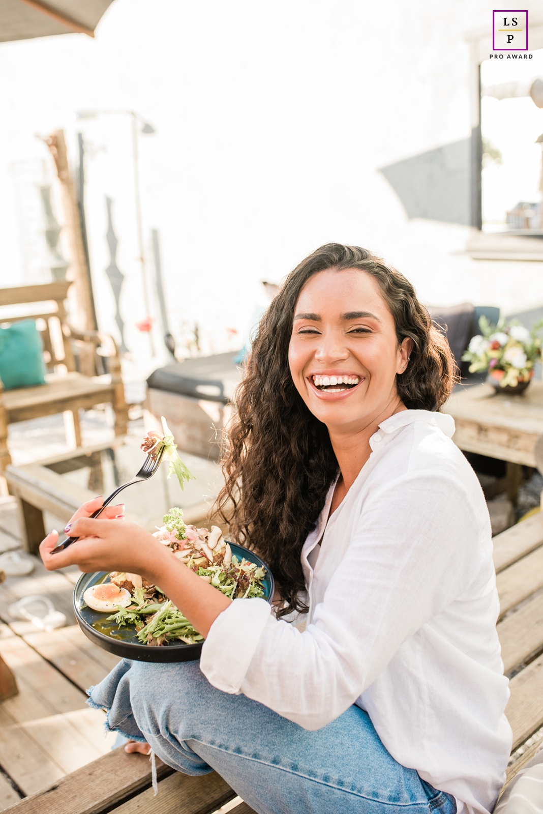 Un portrait de Macaé, Rio de Janeiro, mettant en vedette un coach de yoga et de mode de vie santé dégustant gracieusement une assiette de légumes verts frais et vibrants