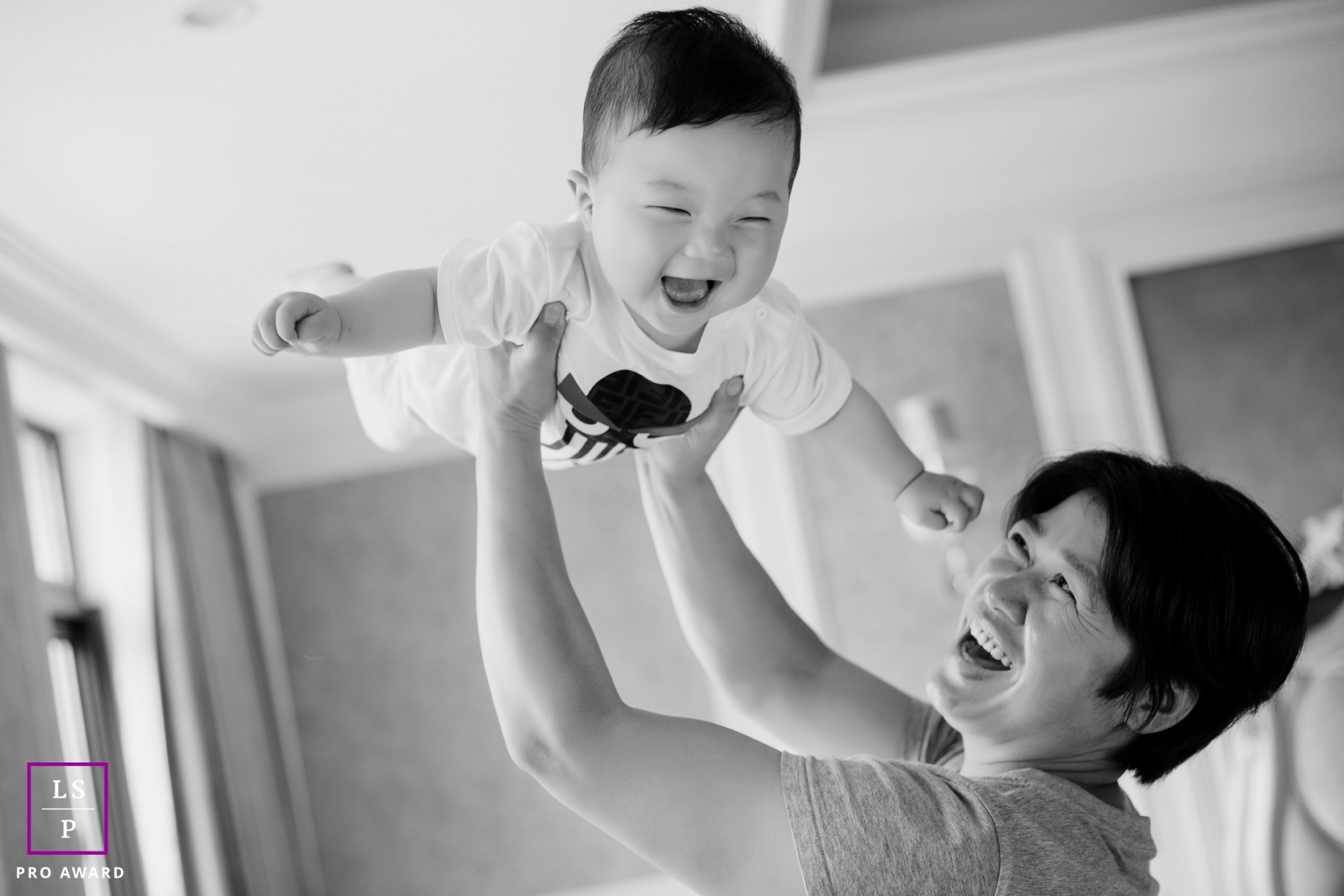 Hangzhou City Lifestyle Family Portrait Session | Zhejiang flying baby in black and white photography