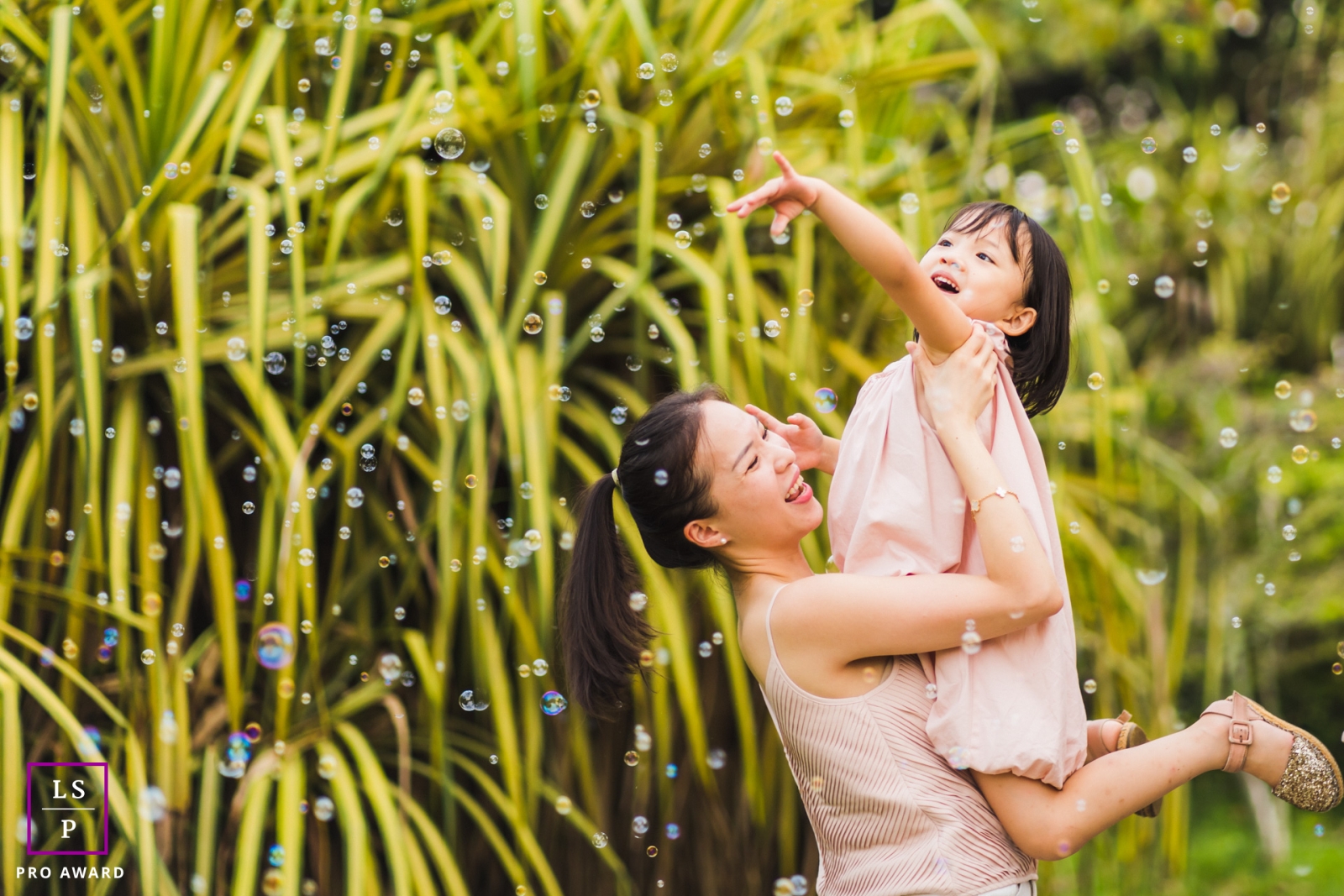 A Singapore lifestyle photoshoot that captured a meaningful connection between this Mum and daughter playing bubbles at Bay East Garden