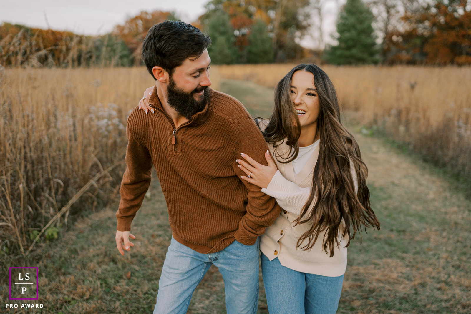 Un couple à Waukesha, dans le Wisconsin, joue joyeusement à un jeu de tag avec rire et énergie ludique.