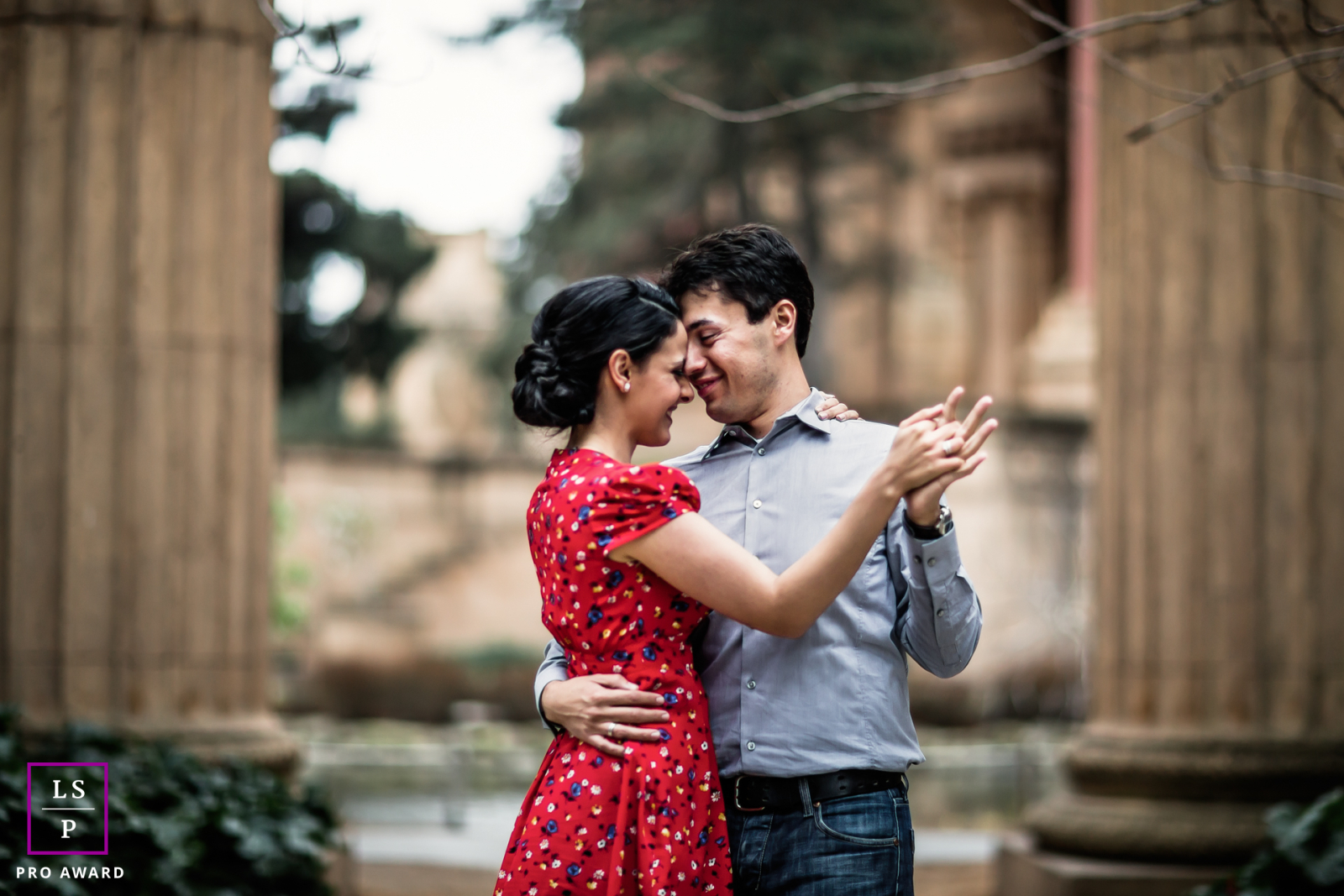 Un homme et une femme dansent gracieusement au premier plan d'un magnifique palais de l'Ancien Monde à San Francisco, en Californie. Leur amour et leur joie sont palpables alors qu'ils se déplacent au rythme d'une mélodie inédite. Les sculptures en pierre du palais ajoutent une touche d'intemporalité.
