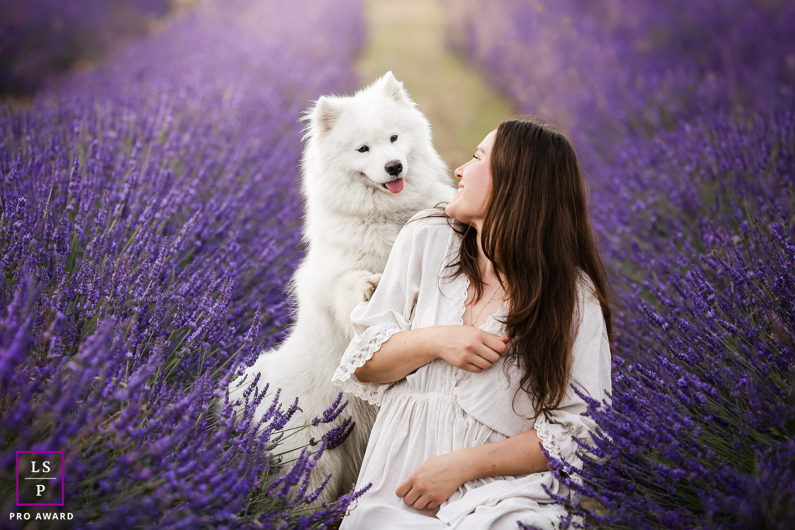 Un portrait d'animal de compagnie réconfortant à Lyon, en France, mettant en vedette Milky le chien et son propriétaire aimant se regardant dans les yeux, leur lien capturé dans cette belle image d'amour pur et de dévotion.