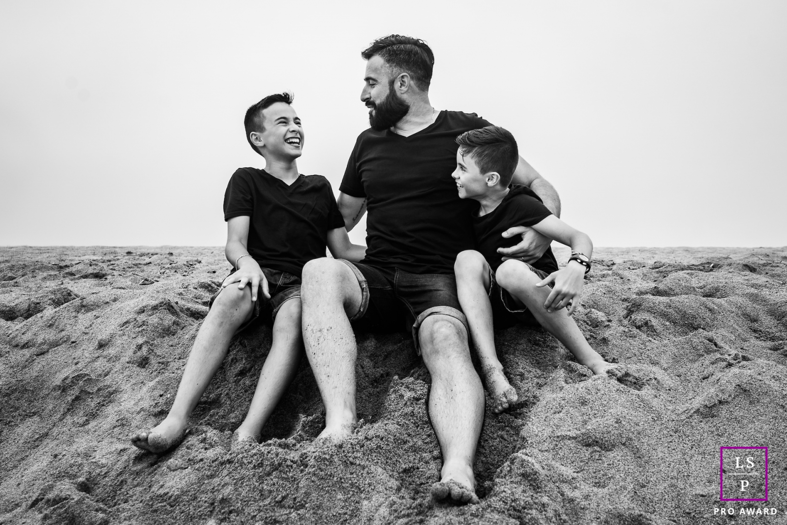 Perpignan Pyrenees-Orientales lifestyle beach family picture session with a Big laugh with Dad