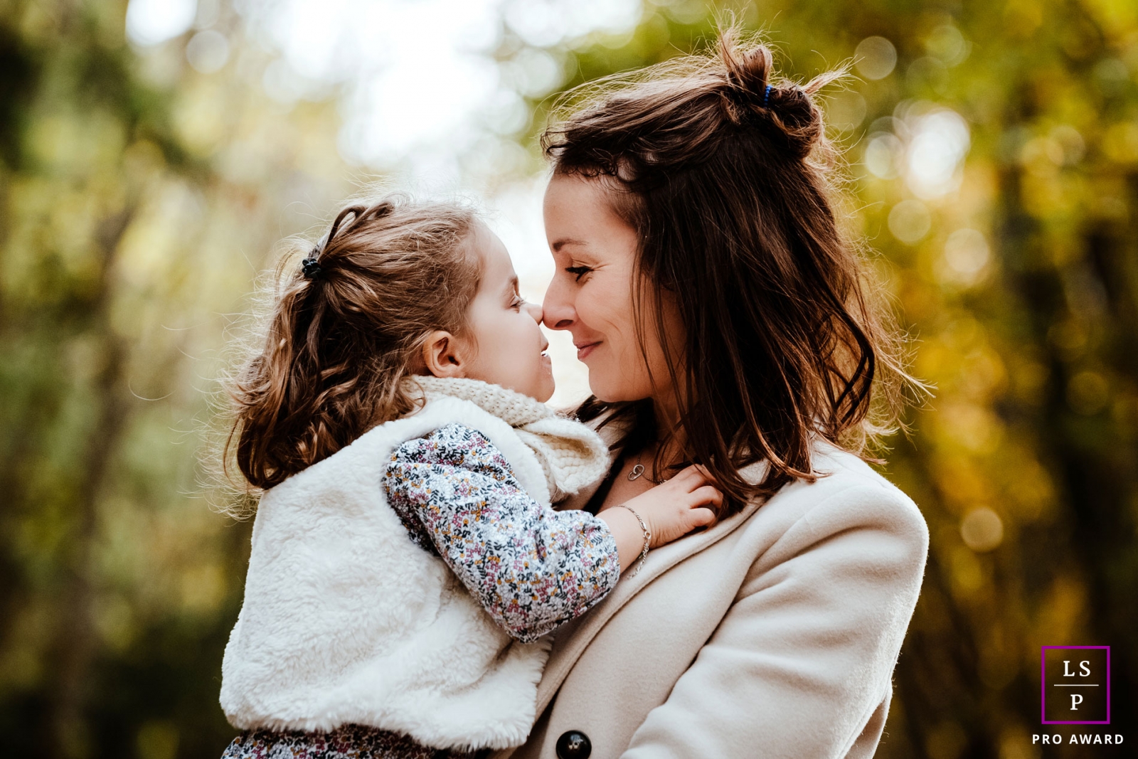 France Lifestyle Photographer created this mother and daughter artistic portrait with Mom and little girl