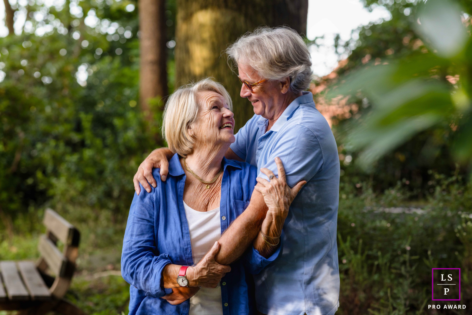 À Overijssel, aux Pays-Bas, un couple s'embrasse tendrement, se regardant dans les yeux avec affection