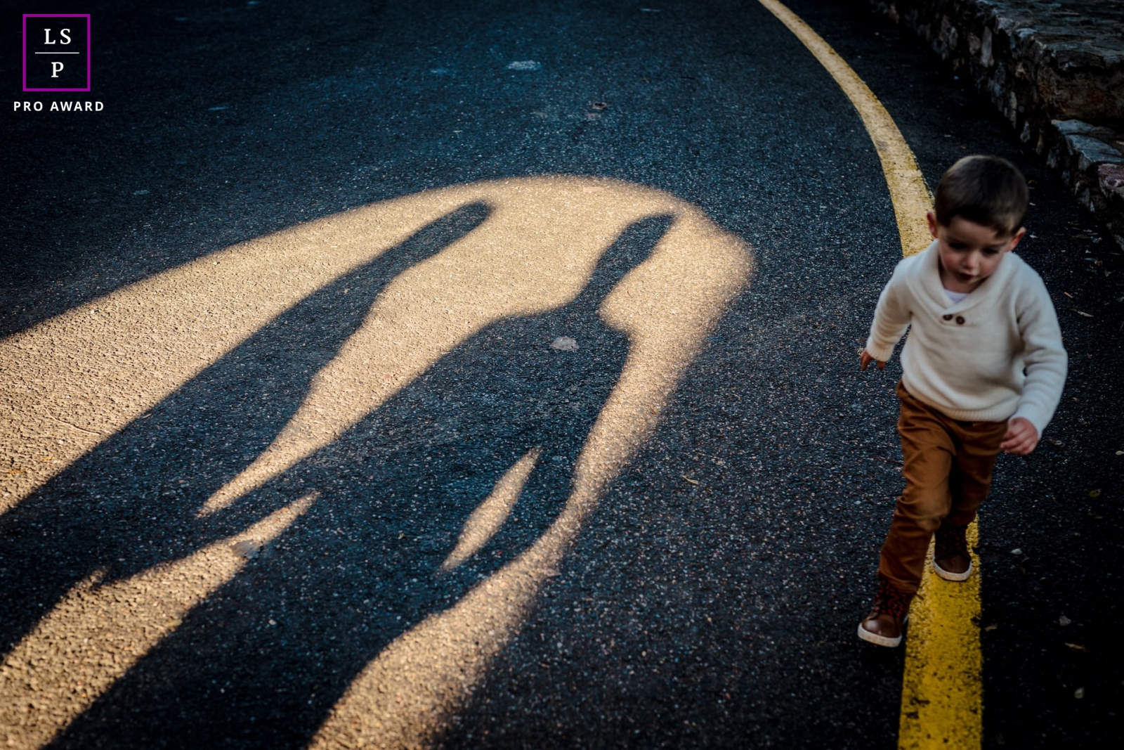Haute-Garonne Lifestyle Kids Photography | Occitanie Shadow's parents with boy walking painted line in the street