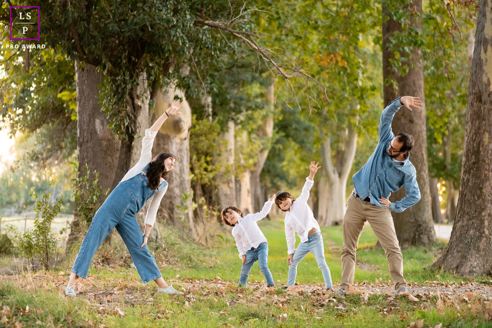 Le photographe de portrait lifestyle de Madrid a créé ce portrait artistique d'une famille faisant de l'exercice ensemble