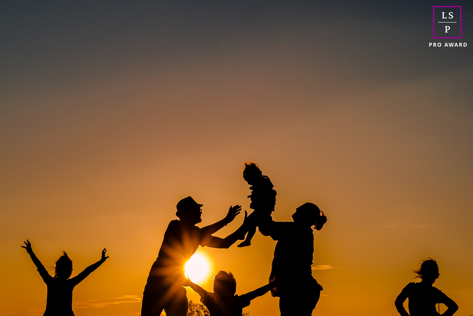 Montpellier silhouette family portrait at sunset in this Herault photo session