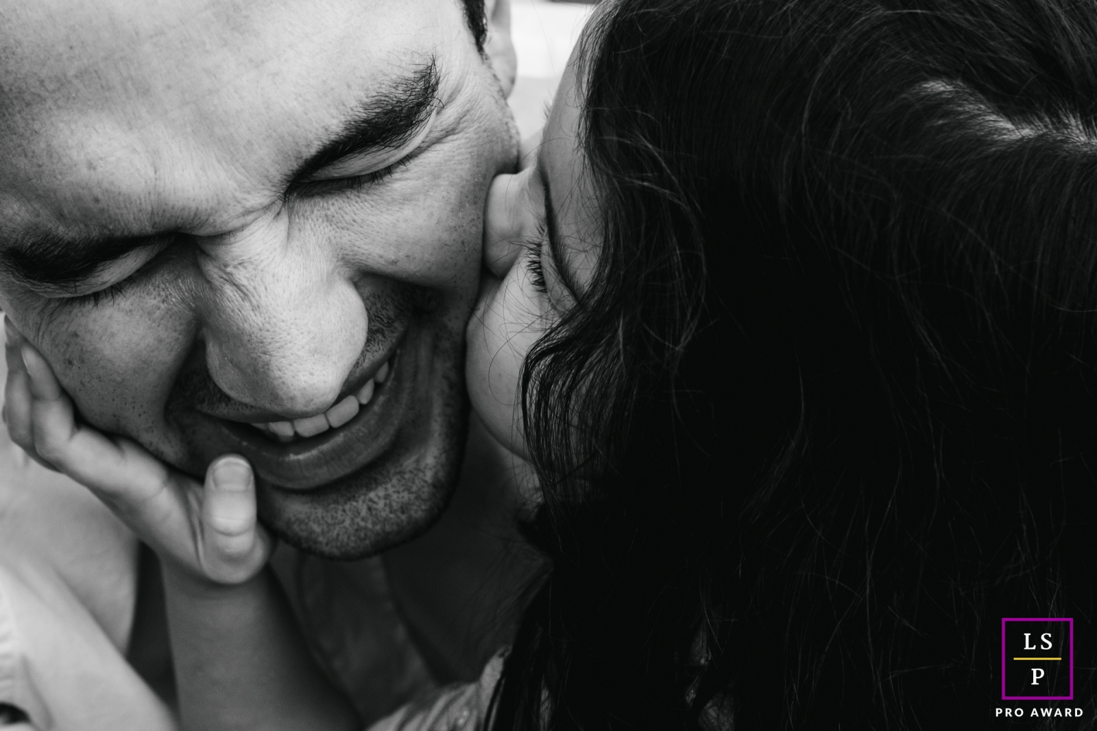 Doubs Lifestyle Photographer created this artistic portrait showing a girl kissing dad the way she like it