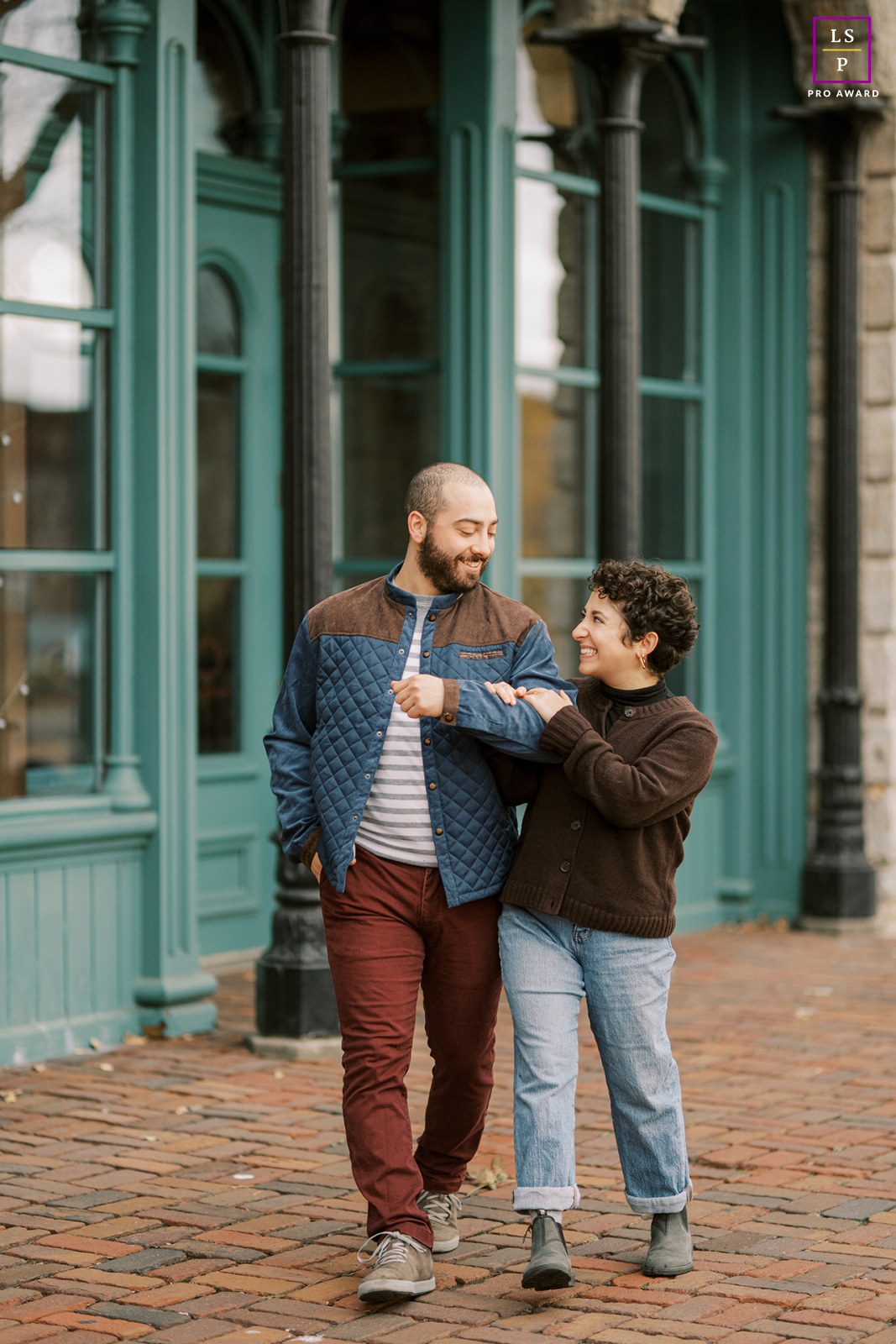 Un couple joyeux se promenant à Minneapolis, Minnesota, souriant et se remémorant des souvenirs heureux partagés.