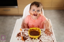 Marseille lifestyle portrait photographer | Bouches-du-Rhone Chocolate lover | toddler in highchair eating 