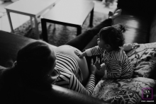 Jura	Bourgogne-Franche-Comte family portrait session at home. Pregnant mom and child. High five !