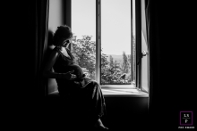 A Besanço lifestyle maternity portrait shoot using the indoor window light at a home in Doubs