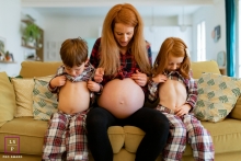 Besançon maternity photo of mom with her 2 children showing their bellies along with mom in this Doubs picture