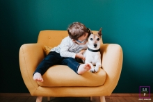 Fotografia artística da Alsácia com um cachorro, o melhor amigo do menino