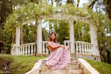 Parana young woman poses for a Lifestyle Portrait Session with bandstand flowers at her 15