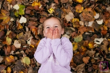 Lifestyle Photographer Dijon portrait child laying in autumn leaves
