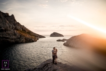 A professional lifestyle couple photo from Marseille showing the low sun at the ocean cove