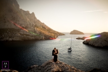 Marseille couple portrait session for a creative and professional lifestyle photo in an ocean cove with a sailboat