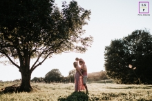 Uma foto de família do estilo de vida profissional da Alsácia mostrando uma caminhada antes do bebê
