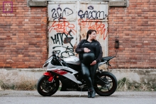 Retrato de estilo de vida da maternidade Grand Est com um pouco de paciência para subir na bicicleta