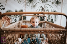 Fotografia de estilo de vida Grand Est de uma sessão da Alsácia capturando uma criança em uma cama de vime