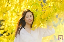 Utrecht lifestyle photography of a young woman in a natural environment during the early morning autumn