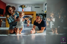 From a family home in Occitania, the baby takes first steps and is captured by a Herault lifestyle photographer