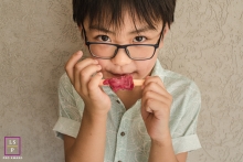 A boy and his popsicle during a fun portrait session A Campo Grande boy and his popsicle during a Mato Grosso do Sul fun portrait session