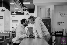 Um casal em Estrasburgo, na Alsácia, teve um momento romântico juntos durante uma refeição de hambúrgueres e batatas fritas em um restaurante fastfood local durante uma sessão de fotos de estilo de vida Na Alsácia, Estrasburgo, um casal desfruta de um encontro romântico enquanto saboreia uma deliciosa refeição de hambúrgueres e batatas fritas em uma mesa alta de um restaurante fast food