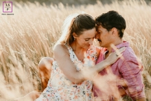 In Avignon, a couple enjoyed a peaceful lifestyle photo session, embracing and basking in the sunshine A couple posed in a wheat field in Avignon