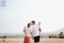 Retrato cativante de estilo de vida: família varrida pelo vento abraça o coração da Alsácia, França Este retrato cativante do estilo de vida captura uma família no coração da Alsácia, França, enquanto abraçam os ventos da região, de mãos dadas e de seus preciosos filhos