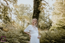 Capturado entre as encantadoras florestas de Estrasburgo - Alsácia, este retrato de estilo de vida mostra lindamente Douceur, uma mulher grávida posando elegantemente em um vestido branco Capturado entre as encantadoras florestas de Estrasburgo - Alsácia, este retrato de estilo de vida mostra lindamente Douceur, uma mulher grávida posando elegantemente em um vestido branco