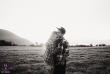 Sob o sol poente do Alto Reno, o amor floresce em preto e branco, lindamente capturado e emoldurado.