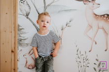 Momentos encantadores: um retrato lúdico na Alsácia Na Alsácia, um jovem rapaz posa confiantemente para a câmera, exibindo seu charme brincalhão, em um cenário pitoresco