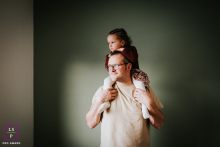 Sonhos de Amanhã: Uma Jovem Imagina Seu Futuro em um Retrato de Família da Alsácia Um retrato alegre do estilo de vida de uma família na Alsácia, onde uma jovem imagina ser carregada nos ombros do pai quando crescer.